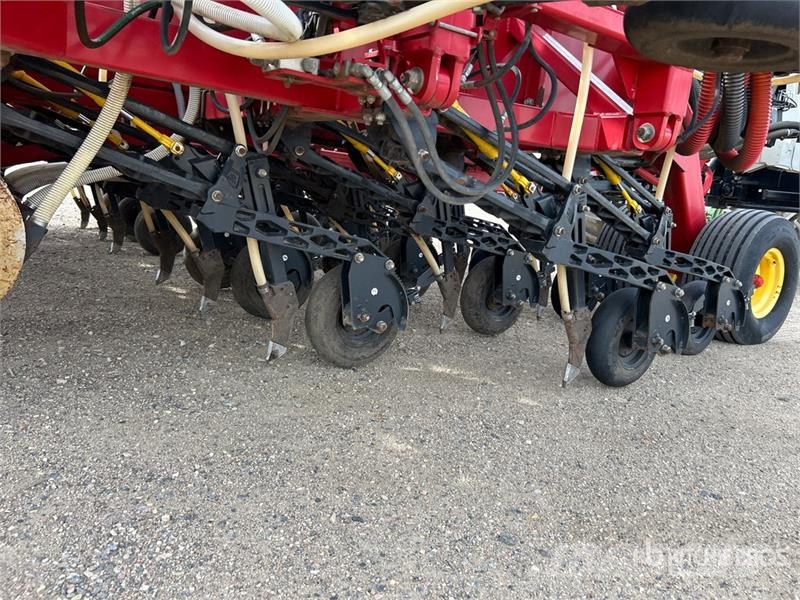 Bourgault 3320PHD XTC HF 76 ft Air Drill مثاقيب