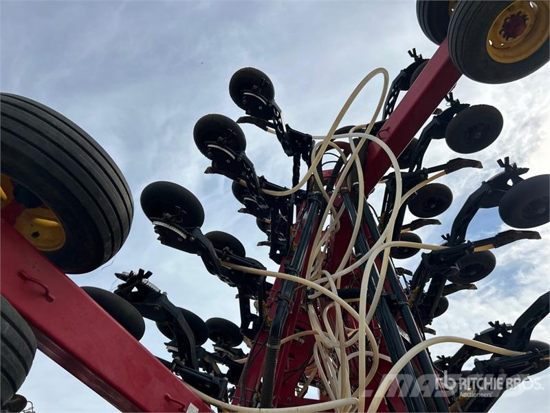 Bourgault 3320PHD XTC HF 76 ft Air Drill مثاقيب