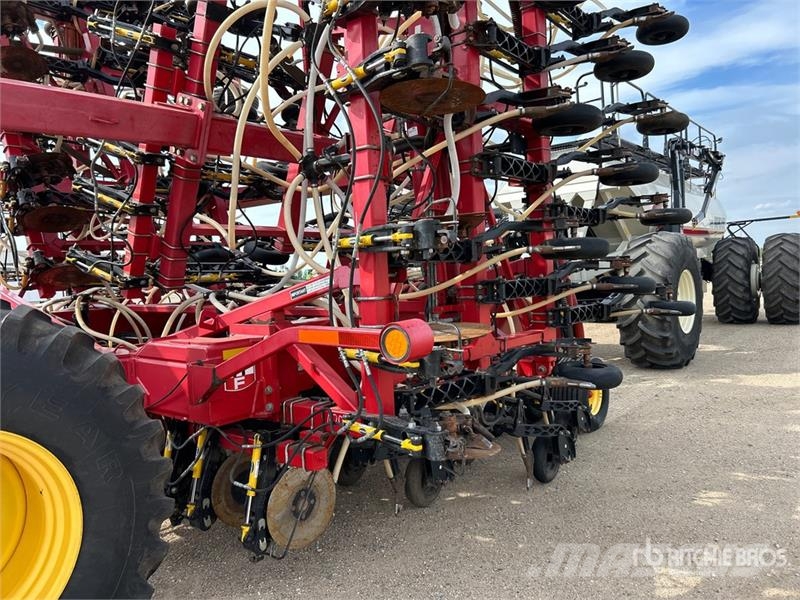 Bourgault 3320PHD XTC HF 76 ft Air Drill مثاقيب
