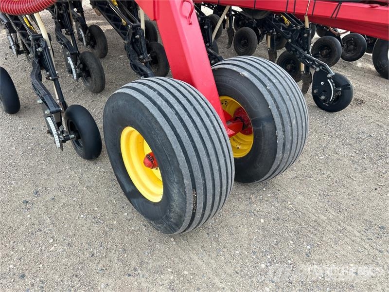 Bourgault 3320PHD XTC HF 76 ft Air Drill مثاقيب