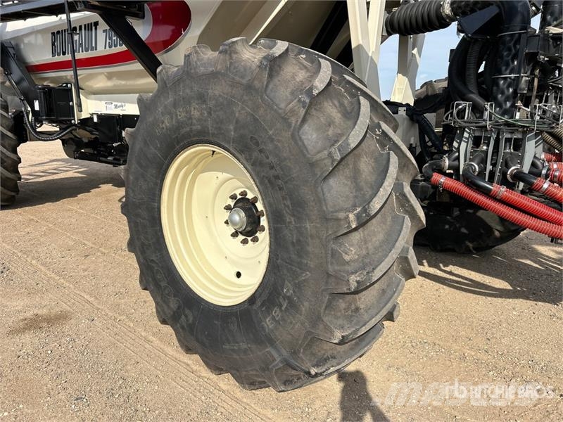 Bourgault 3320PHD XTC HF 76 ft Air Drill مثاقيب