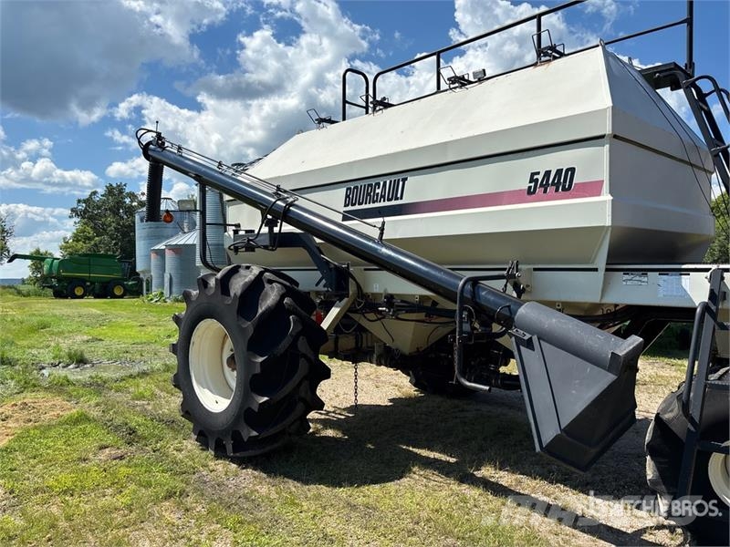 Bourgault 5710 50 ft Air Seeder Perfuradoras