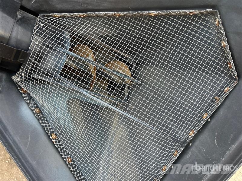 Bourgault 6350 350 bu Tow-Behind Air Cart 鑽頭