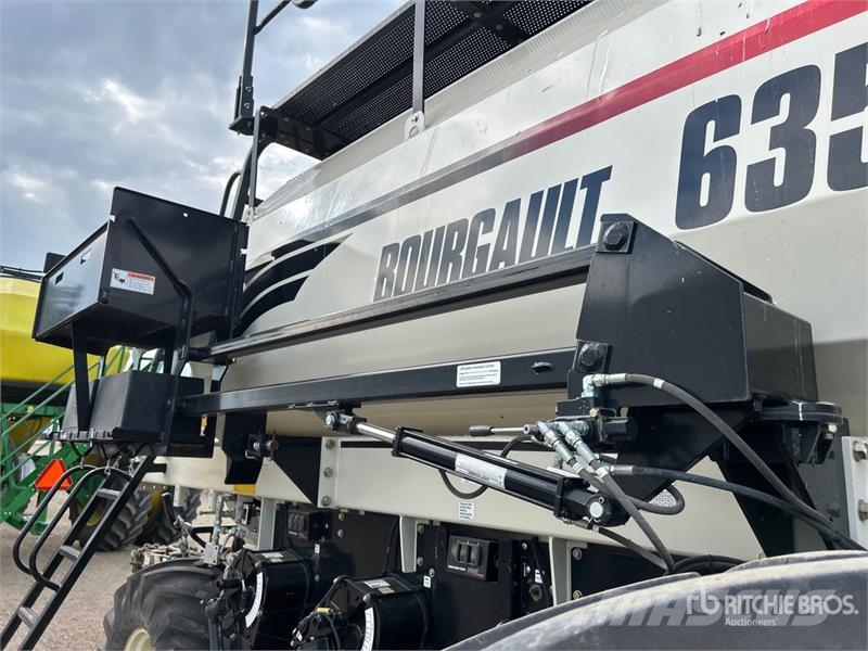 Bourgault 6350 350 bu Tow-Behind Air Cart 鑽頭
