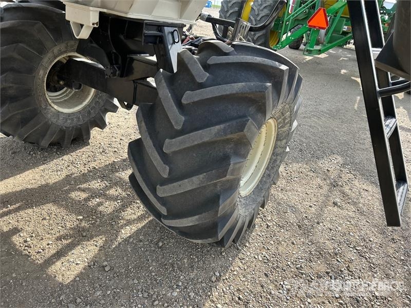 Bourgault 6350 350 bu Tow-Behind Air Cart 鑽頭