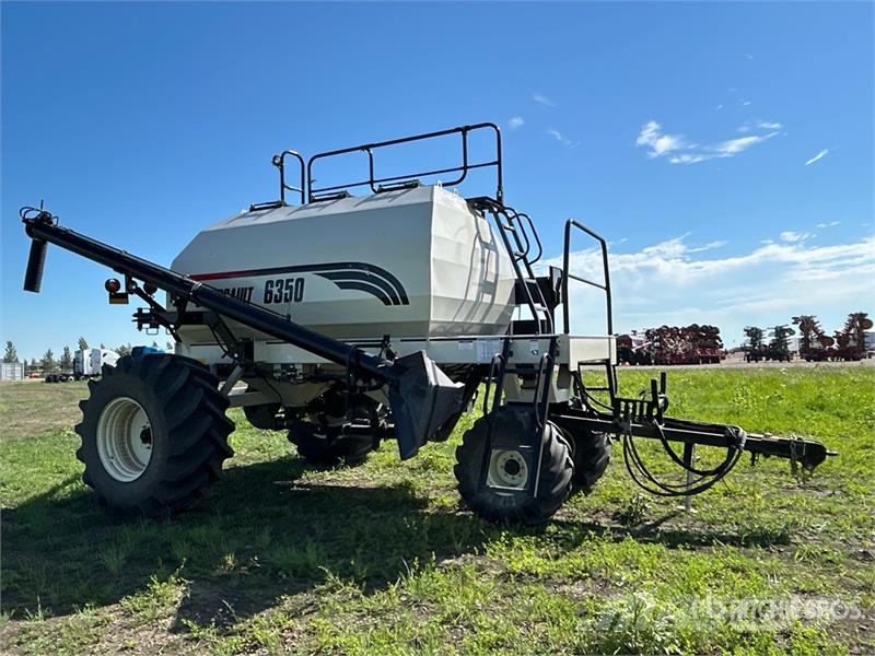 Bourgault 6350 350 bu Tow-Behind Air Cart 鑽頭
