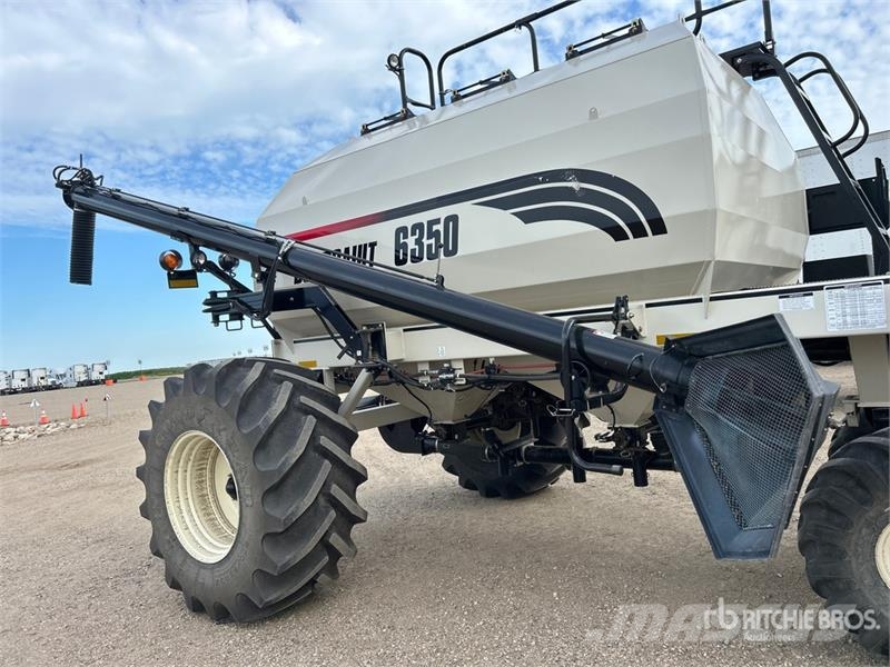 Bourgault 6350 350 bu Tow-Behind Air Cart 鑽頭