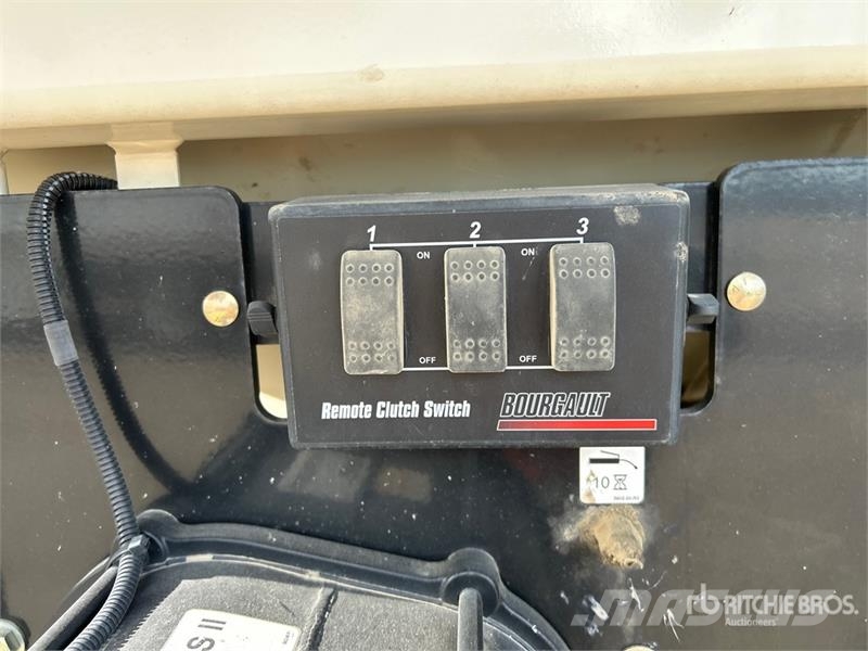 Bourgault 6350 350 bu Tow-Behind Air Cart 鑽頭