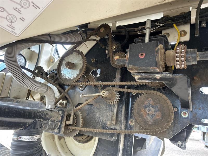 Bourgault 6350 350 bu Tow-Behind Air Cart 鑽頭