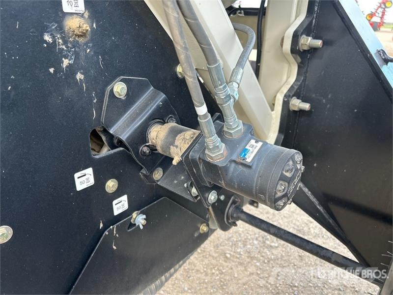 Bourgault 6350 350 bu Tow-Behind Air Cart 鑽頭