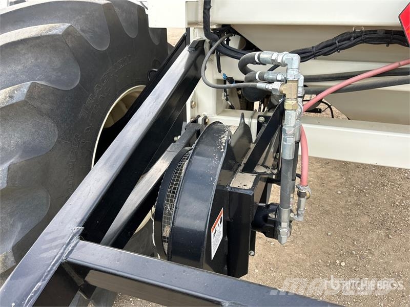 Bourgault 6350 350 bu Tow-Behind Air Cart 鑽頭