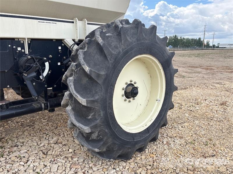Bourgault 6350 350 bu Tow-Behind Air Cart Sijačice