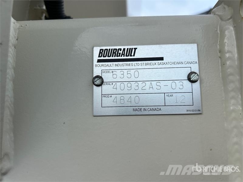 Bourgault 6350 350 bu Tow-Behind Air Cart 鑽頭