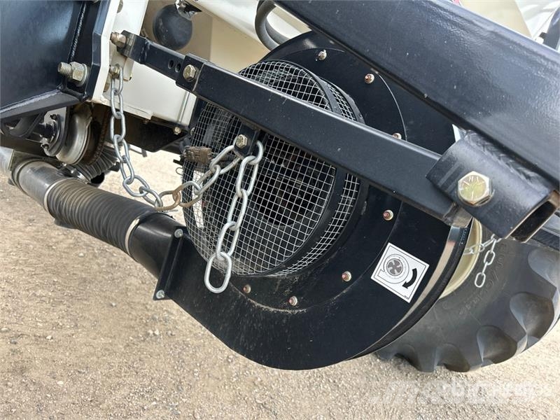 Bourgault 6350 350 bu Tow-Behind Air Cart 鑽頭