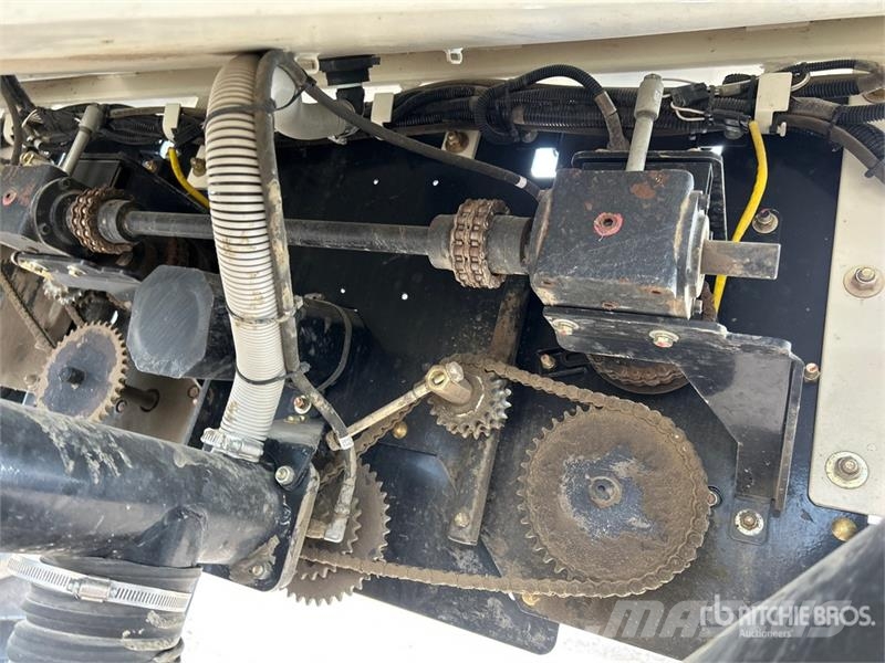Bourgault 6350 350 bu Tow-Behind Air Cart 鑽頭