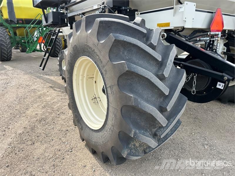 Bourgault 6350 350 bu Tow-Behind Air Cart 鑽頭