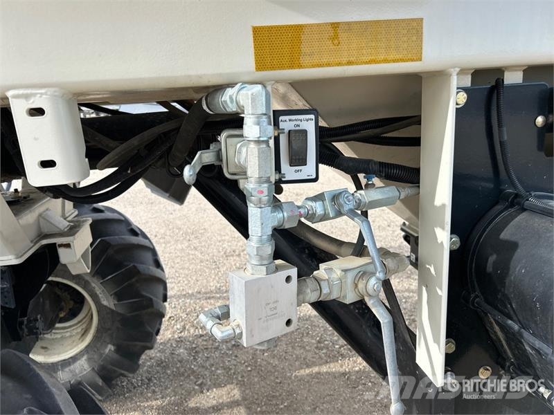 Bourgault 6350 350 bu Tow-Behind Air Cart 鑽頭
