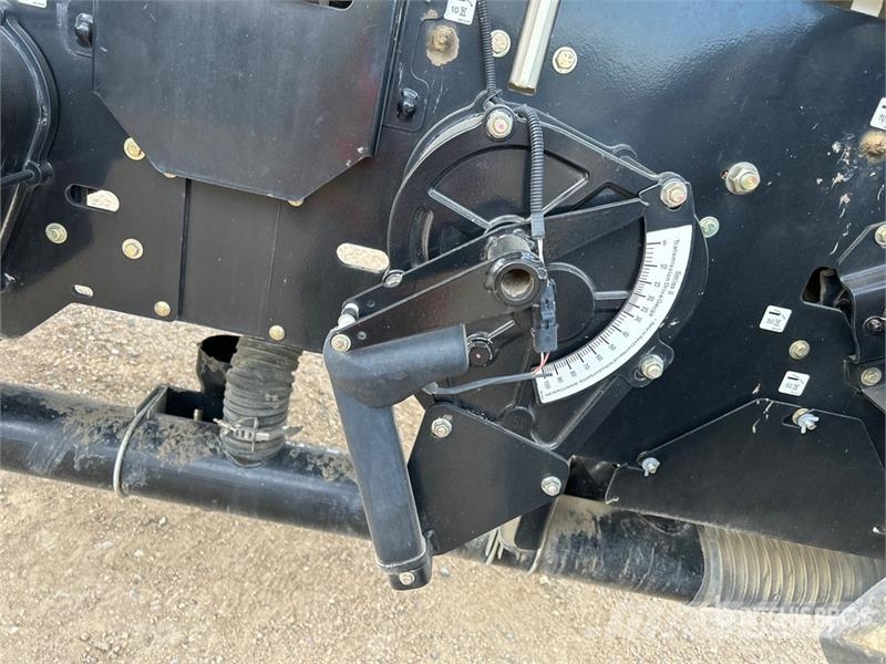 Bourgault 6350 350 bu Tow-Behind Air Cart 鑽頭