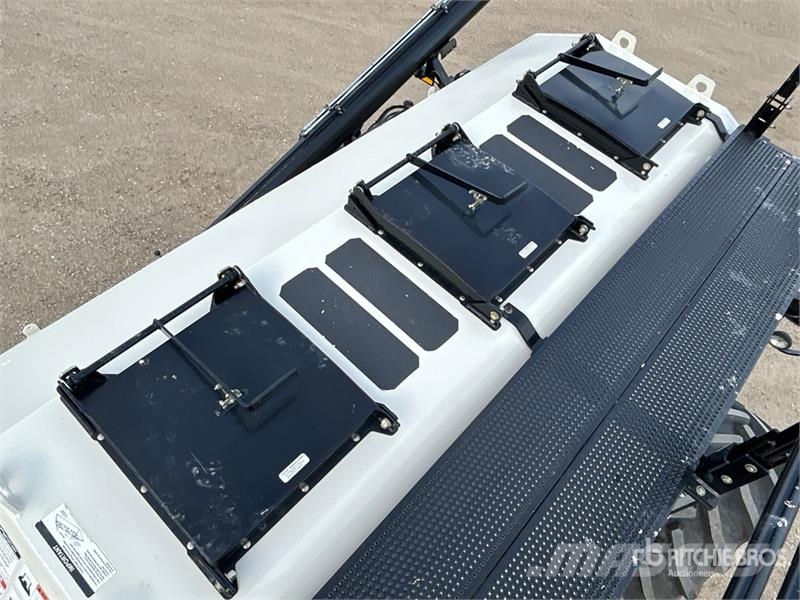 Bourgault 6350 350 bu Tow-Behind Air Cart 鑽頭