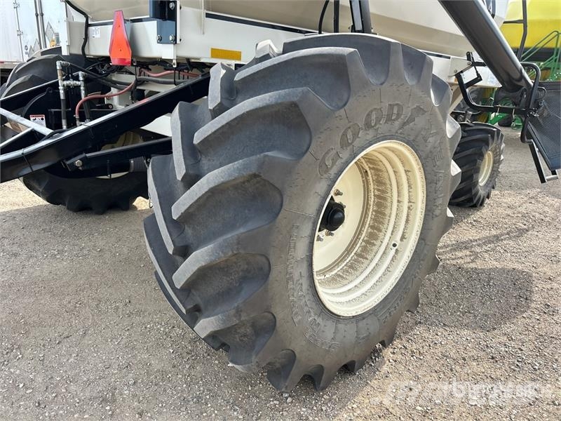 Bourgault 6350 350 bu Tow-Behind Air Cart 鑽頭