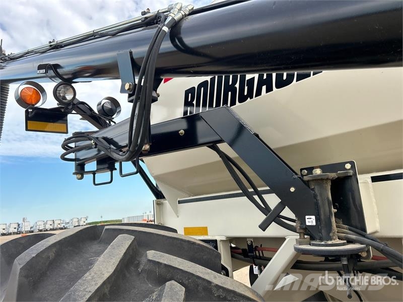 Bourgault 6350 350 bu Tow-Behind Air Cart 鑽頭