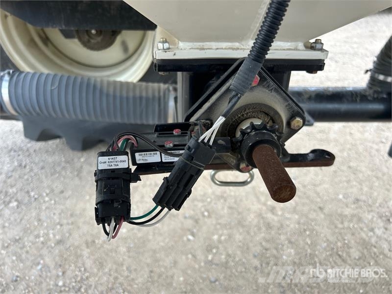 Bourgault 6350 350 bu Tow-Behind Air Cart 鑽頭