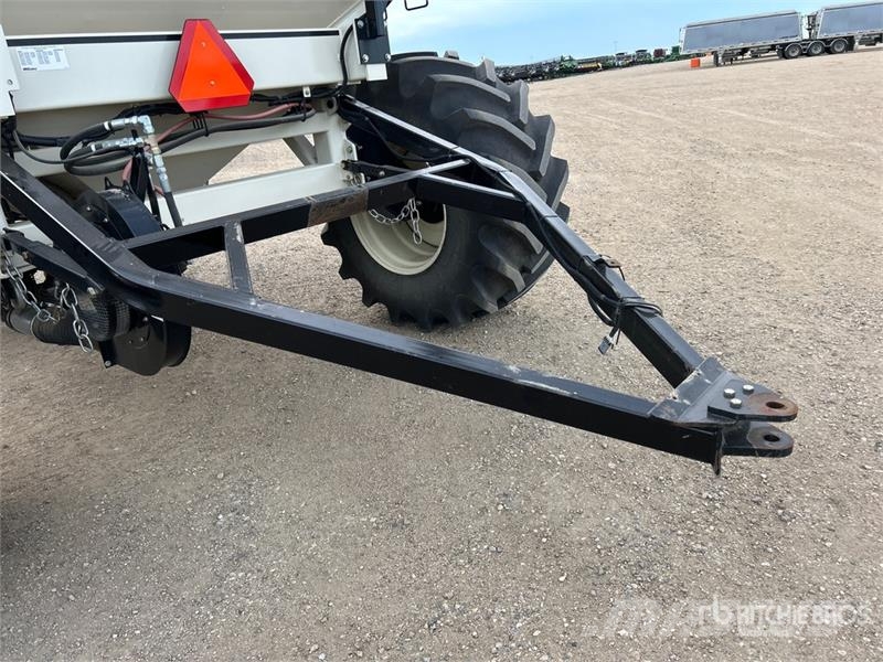 Bourgault 6350 350 bu Tow-Behind Air Cart 鑽頭