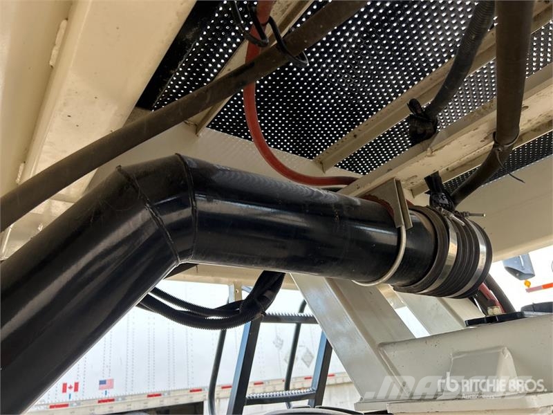 Bourgault 6350 350 bu Tow-Behind Air Cart 鑽頭