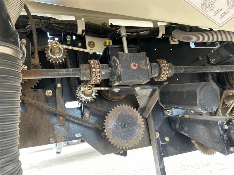Bourgault 6350 350 bu Tow-Behind Air Cart 鑽頭