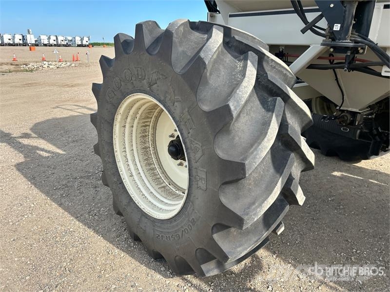Bourgault 6350 350 bu Tow-Behind Air Cart 鑽頭