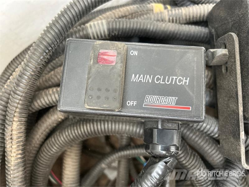 Bourgault 6350 350 bu Tow-Behind Air Cart 鑽頭
