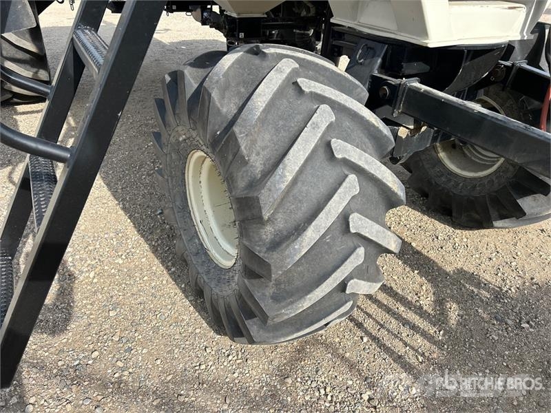 Bourgault 6350 350 bu Tow-Behind Air Cart 鑽頭