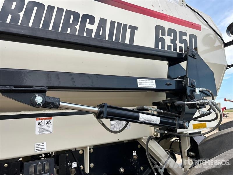 Bourgault 6350 350 bu Tow-Behind Air Cart 鑽頭