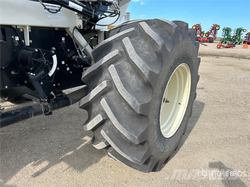 Bourgault 6350 350 bu Tow-Behind Air Cart 鑽頭