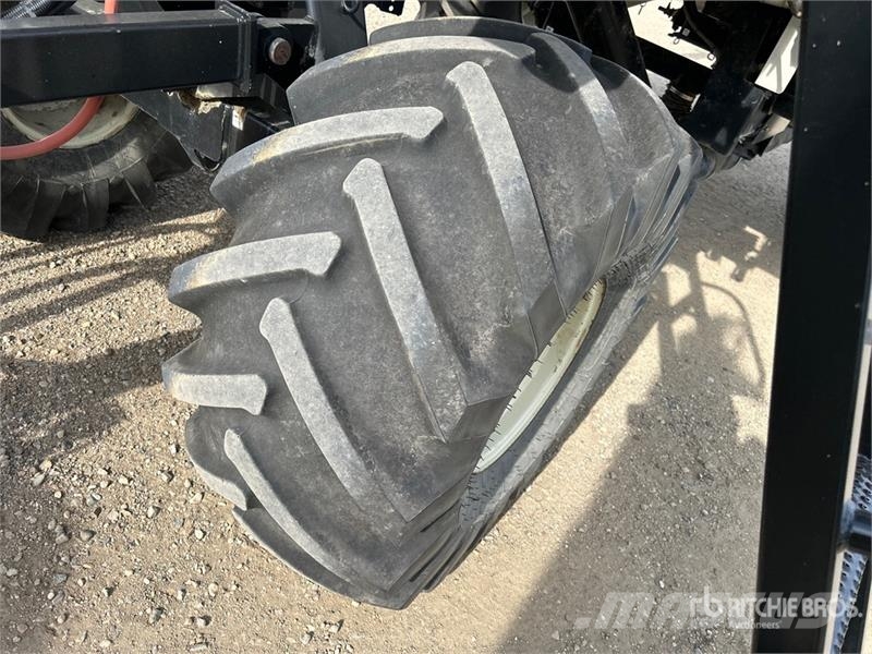 Bourgault 6350 350 bu Tow-Behind Air Cart 鑽頭