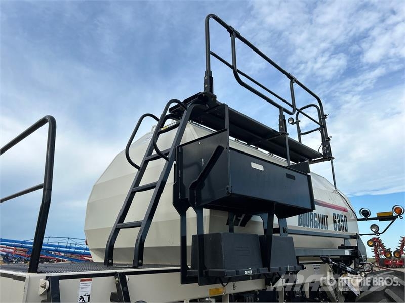 Bourgault 6350 350 bu Tow-Behind Air Cart 鑽頭