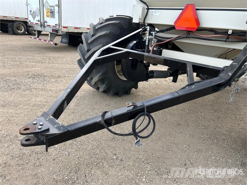 Bourgault 6350 350 bu Tow-Behind Air Cart 鑽頭