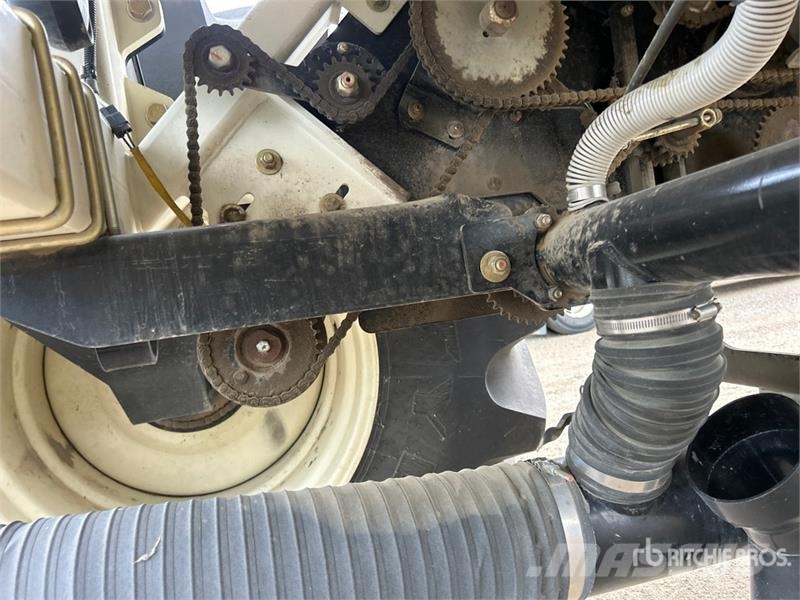 Bourgault 6350 350 bu Tow-Behind Air Cart 鑽頭
