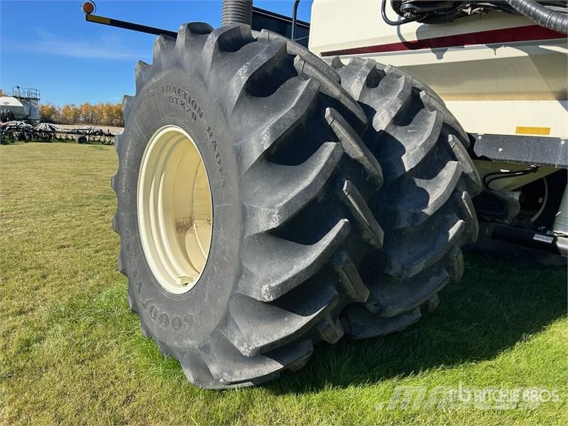 Bourgault 7950 Tow-Behind Air Cart مثاقيب