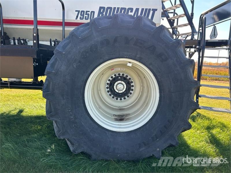 Bourgault 7950 Tow-Behind Air Cart مثاقيب