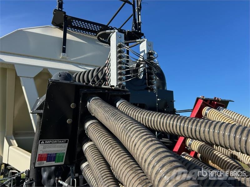 Bourgault 7950 Tow-Behind Air Cart مثاقيب