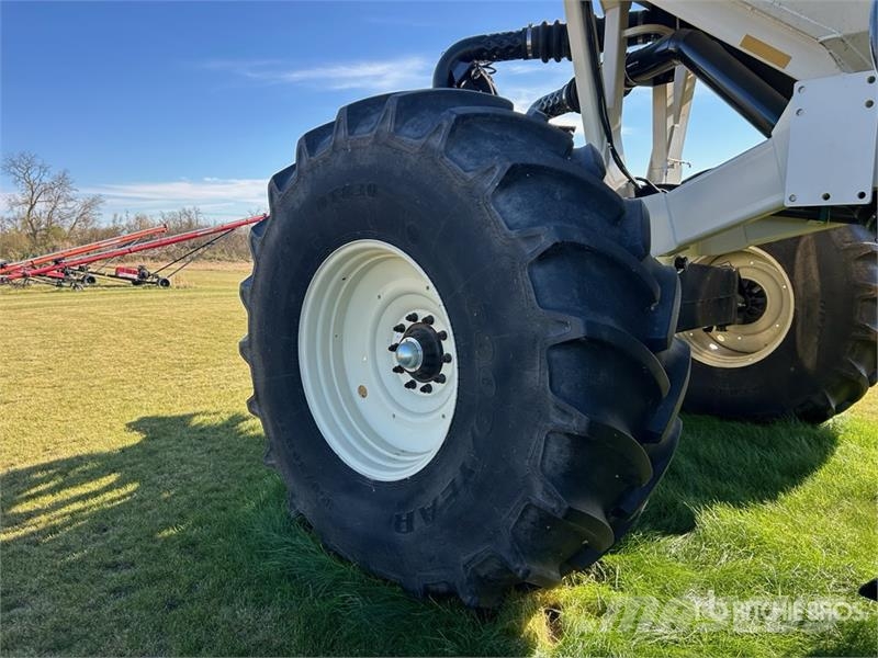 Bourgault 7950 Tow-Behind Air Cart مثاقيب