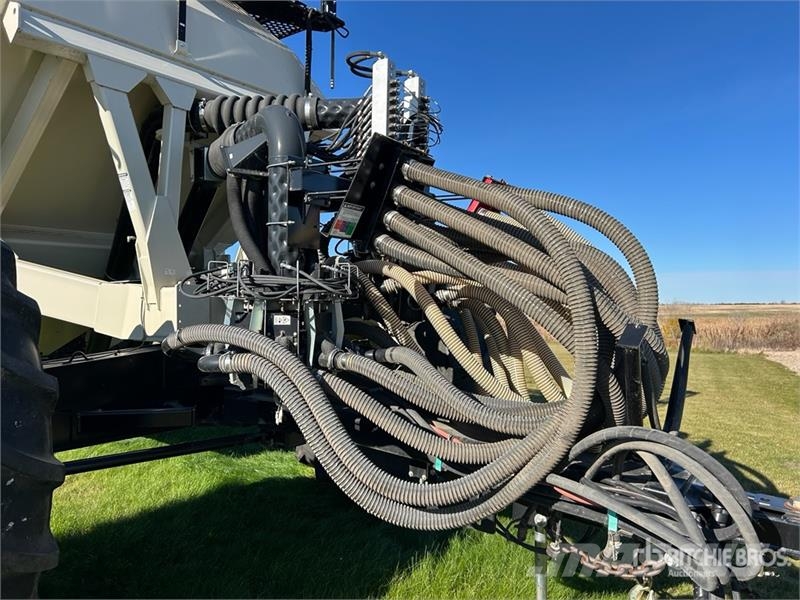Bourgault 7950 Tow-Behind Air Cart مثاقيب