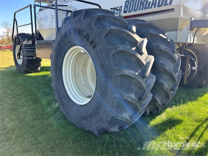 Bourgault 7950 Tow-Behind Air Cart مثاقيب