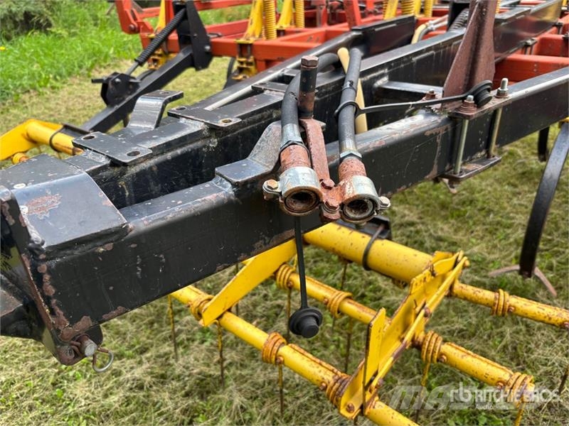 Bourgault 8800 40 ft Cultivator Cultivators