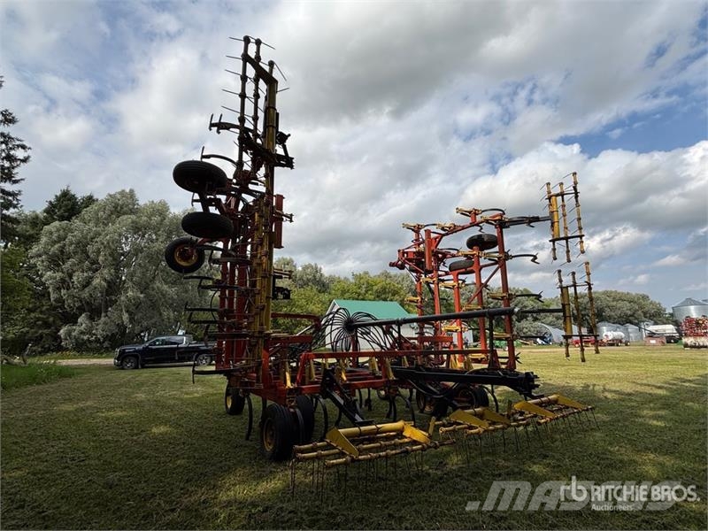 Bourgault 8800 40 ft Cultivator Cultivators