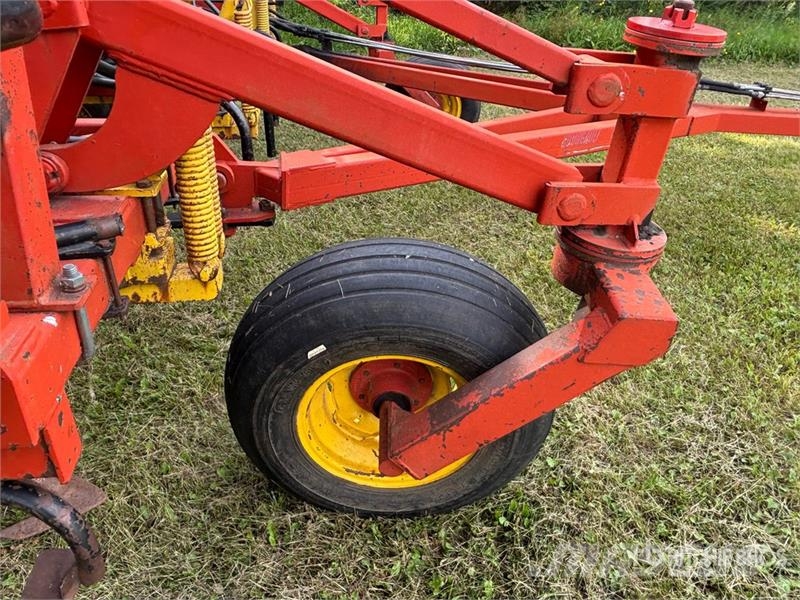 Bourgault 8800 40 ft Cultivator Cultivators