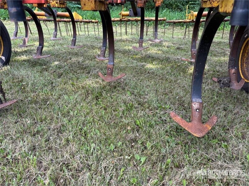Bourgault 8800 40 ft Cultivator Cultivators
