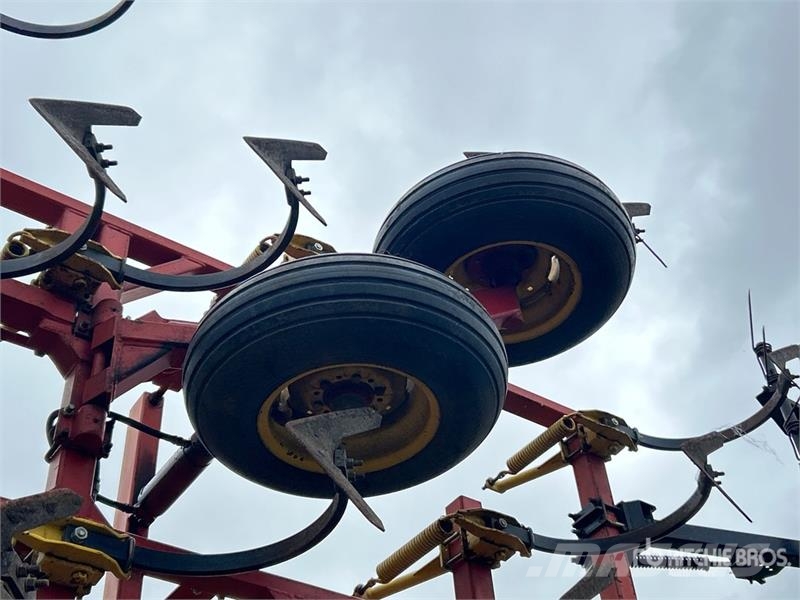 Bourgault 8800 40 ft Cultivator Coltivatori