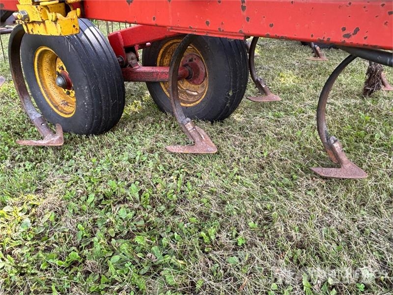 Bourgault 8800 40 ft Cultivator Cultivators